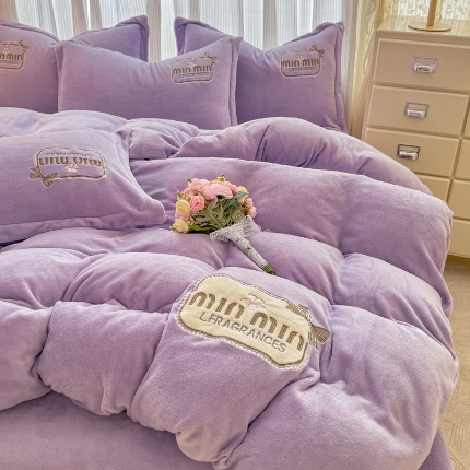 91家纺网 家纺一手货源 找家纺 2025外贸跑量款加厚清新公主法式风花卉纯色牛奶绒贴布绣刺绣花四件套单品床单被套婴儿绒法兰绒兔毛绒四件套 心动粉