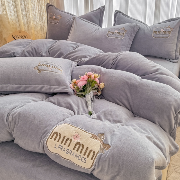 91家纺网 家纺一手货源 找家纺 2025外贸跑量款加厚清新公主法式风花卉纯色牛奶绒贴布绣刺绣花四件套单品床单被套婴儿绒法兰绒兔毛绒四件套 心动灰