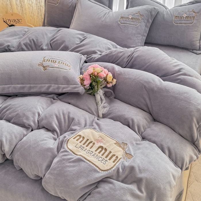 91家纺网 家纺一手货源 找家纺 2025外贸跑量款加厚清新公主法式风花卉纯色牛奶绒贴布绣刺绣花四件套单品床单被套婴儿绒法兰绒兔毛绒四件套 心动灰