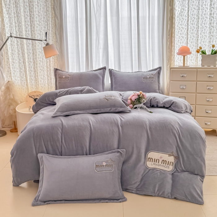 91家纺网 家纺一手货源 找家纺 2025外贸跑量款加厚清新公主法式风花卉纯色牛奶绒贴布绣刺绣花四件套单品床单被套婴儿绒法兰绒兔毛绒四件套 心动灰