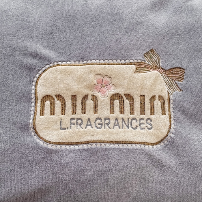 91家纺网 家纺一手货源 找家纺 2025外贸跑量款加厚清新公主法式风花卉纯色牛奶绒贴布绣刺绣花四件套单品床单被套婴儿绒法兰绒兔毛绒四件套 心动灰