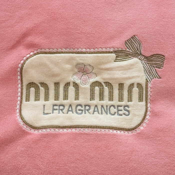 91家纺网 家纺一手货源 找家纺 2025外贸跑量款加厚清新公主法式风花卉纯色牛奶绒贴布绣刺绣花四件套单品床单被套婴儿绒法兰绒兔毛绒四件套 心动粉