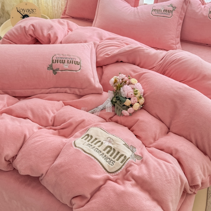 91家纺网 家纺一手货源 找家纺 2025外贸跑量款加厚清新公主法式风花卉纯色牛奶绒贴布绣刺绣花四件套单品床单被套婴儿绒法兰绒兔毛绒四件套 心动粉
