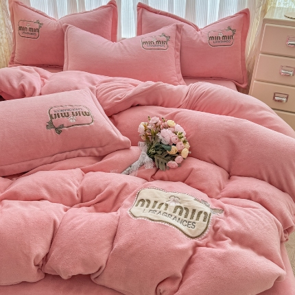 2025外贸跑量款加厚清新公主法式风花卉纯色牛奶绒贴布绣刺绣花四件套单品床单被套婴儿绒法兰绒兔毛绒四件套 心动粉