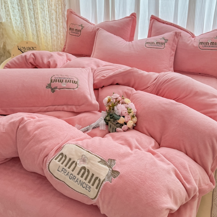 91家纺网 家纺一手货源 找家纺 2025外贸跑量款加厚清新公主法式风花卉纯色牛奶绒贴布绣刺绣花四件套单品床单被套婴儿绒法兰绒兔毛绒四件套 心动粉