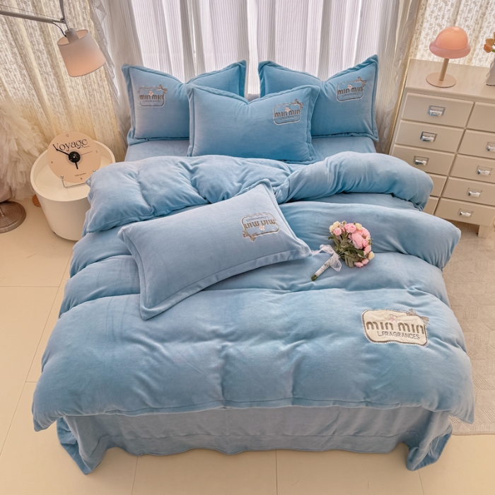 91家纺网 家纺一手货源 找家纺 2025外贸跑量款加厚清新公主法式风花卉纯色牛奶绒贴布绣刺绣花四件套单品床单被套婴儿绒法兰绒兔毛绒四件套 心动天蓝