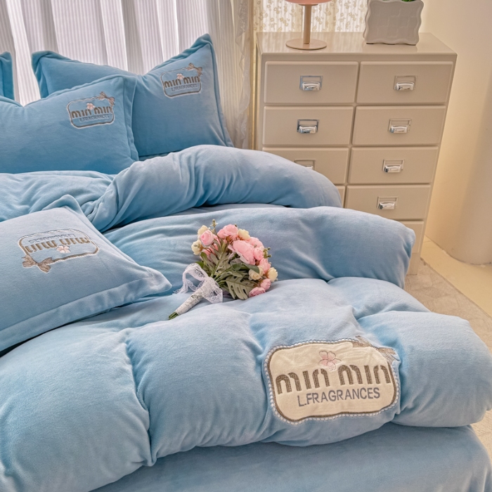 91家纺网 家纺一手货源 找家纺 2025外贸跑量款加厚清新公主法式风花卉纯色牛奶绒贴布绣刺绣花四件套单品床单被套婴儿绒法兰绒兔毛绒四件套 心动天蓝