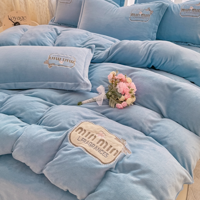 91家纺网 家纺一手货源 找家纺 2025外贸跑量款加厚清新公主法式风花卉纯色牛奶绒贴布绣刺绣花四件套单品床单被套婴儿绒法兰绒兔毛绒四件套 心动天蓝