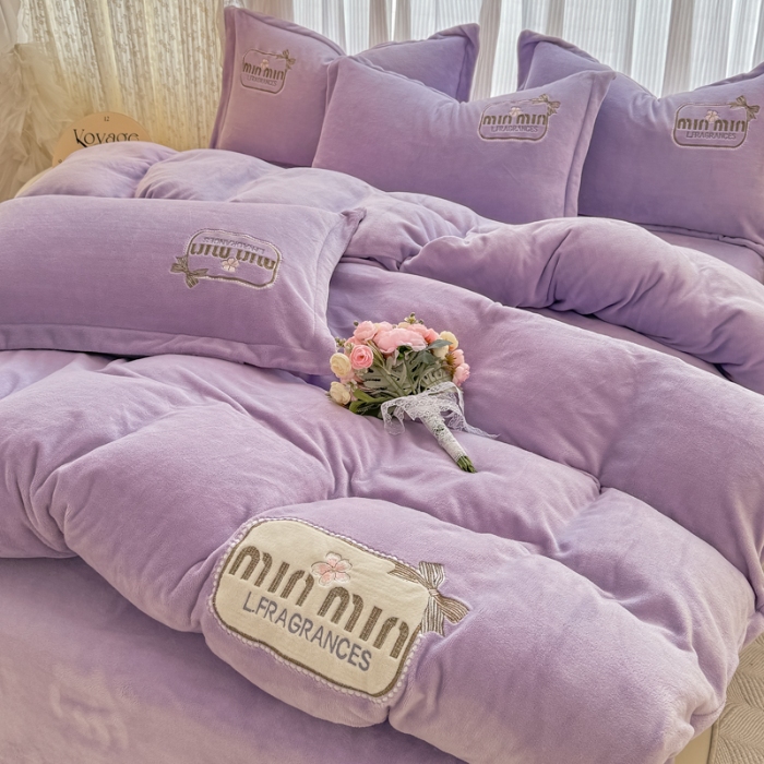 91家纺网 家纺一手货源 找家纺 2025外贸跑量款加厚清新公主法式风花卉纯色牛奶绒贴布绣刺绣花四件套单品床单被套婴儿绒法兰绒兔毛绒四件套 心动紫