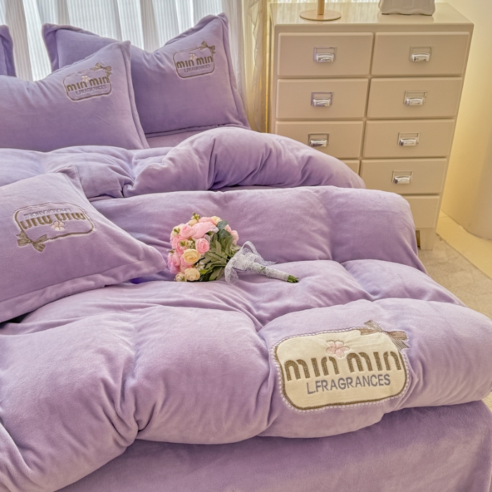 91家纺网 家纺一手货源 找家纺 2025外贸跑量款加厚清新公主法式风花卉纯色牛奶绒贴布绣刺绣花四件套单品床单被套婴儿绒法兰绒兔毛绒四件套 心动紫