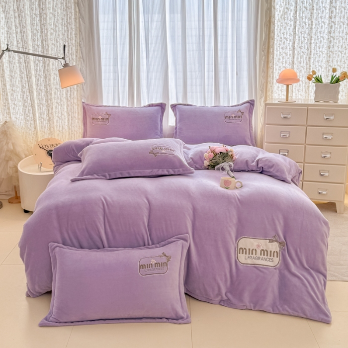 91家纺网 家纺一手货源 找家纺 2025外贸跑量款加厚清新公主法式风花卉纯色牛奶绒贴布绣刺绣花四件套单品床单被套婴儿绒法兰绒兔毛绒四件套 心动紫