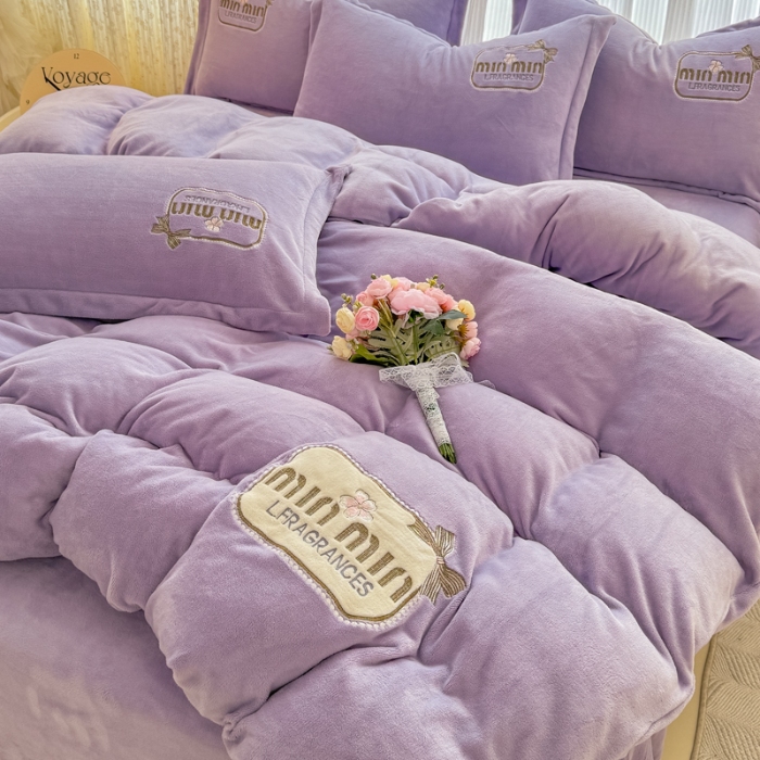 91家纺网 家纺一手货源 找家纺 2025外贸跑量款加厚清新公主法式风花卉纯色牛奶绒贴布绣刺绣花四件套单品床单被套婴儿绒法兰绒兔毛绒四件套 心动紫