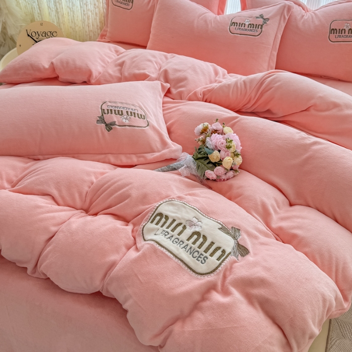 91家纺网 家纺一手货源 找家纺 2025外贸跑量款加厚清新公主法式风花卉纯色牛奶绒贴布绣刺绣花四件套单品床单被套婴儿绒法兰绒兔毛绒四件套 心动玉色