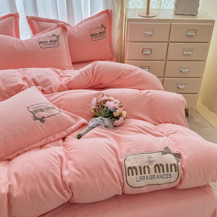 91家纺网 家纺一手货源 找家纺 2025外贸跑量款加厚清新公主法式风花卉纯色牛奶绒贴布绣刺绣花四件套单品床单被套婴儿绒法兰绒兔毛绒四件套 心动玉色