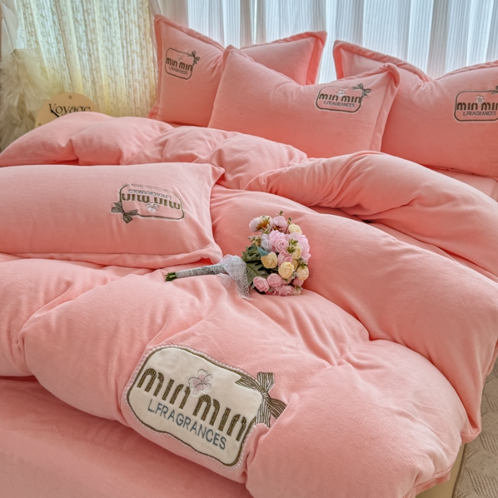 91家纺网 家纺一手货源 找家纺 2025外贸跑量款加厚清新公主法式风花卉纯色牛奶绒贴布绣刺绣花四件套单品床单被套婴儿绒法兰绒兔毛绒四件套 心动玉色