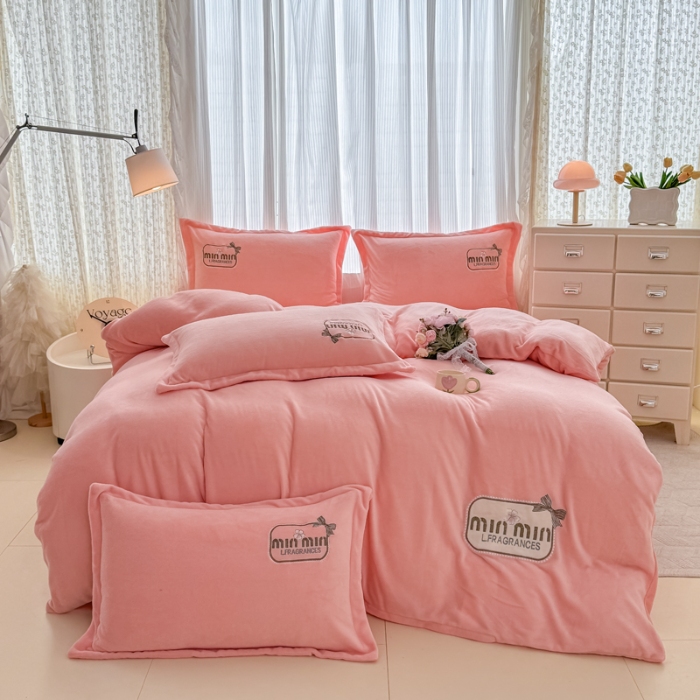 91家纺网 家纺一手货源 找家纺 2025外贸跑量款加厚清新公主法式风花卉纯色牛奶绒贴布绣刺绣花四件套单品床单被套婴儿绒法兰绒兔毛绒四件套 心动玉色