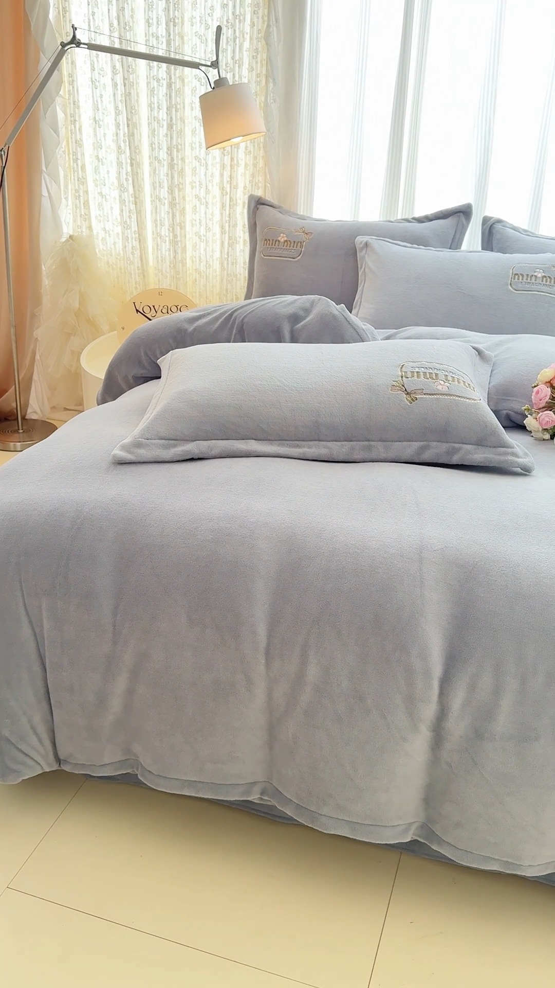 91家纺网 家纺一手货源 找家纺 2025外贸跑量款加厚清新公主法式风花卉纯色牛奶绒贴布绣刺绣花四件套单品床单被套婴儿绒法兰绒兔毛绒四件套 心动灰