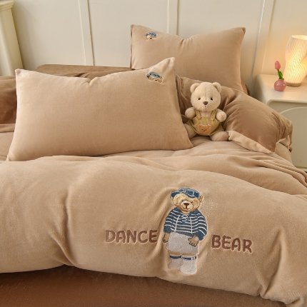 91家纺网 家纺一手货源 找家纺 （总）牵依 2025新款高克重绣花牛奶绒四件套