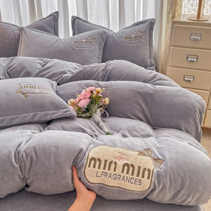 91家纺网 家纺一手货源 找家纺 （总）2025外贸跑量款加厚清新公主法式风花卉纯色牛奶绒贴布绣刺绣花四件套单品床单被套婴儿绒法兰绒兔毛绒四件套