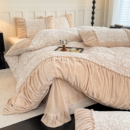 91家纺网 家纺一手货源 找家纺 （总）【苏东来】2025高端加厚保暖纯色甜美公主赫本风法式工艺款雕花牛奶绒四件套清新少女婴儿法莱兔绒四件套