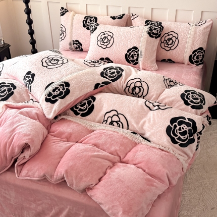 91家纺网 家纺一手货源 找家纺 （总）【苏东来】2025高端加厚保暖纯色甜美公主赫本风法式工艺款雕花牛奶绒四件套清新少女婴儿法莱兔绒四件套