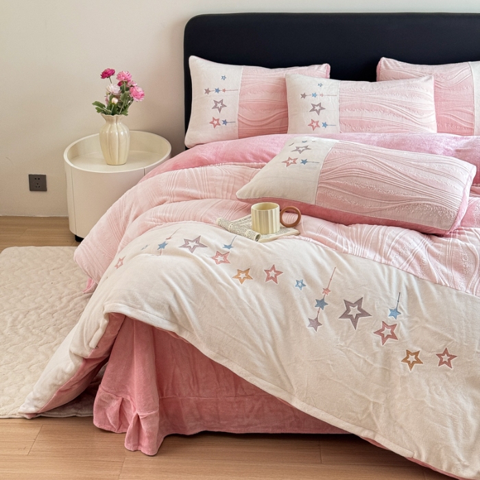 91家纺网 家纺一手货源 找家纺 （总）【苏东来】2025高端加厚保暖纯色甜美公主赫本风法式工艺款雕花牛奶绒四件套清新少女婴儿法莱兔绒四件套