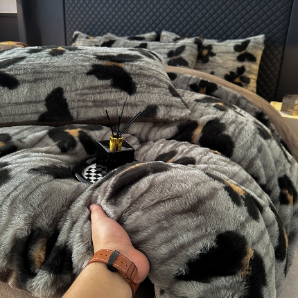 91家纺网 家纺一手货源 找家纺 （总）2025新款直播兔毛绒印花四件套加厚保暖美拉德风格套件