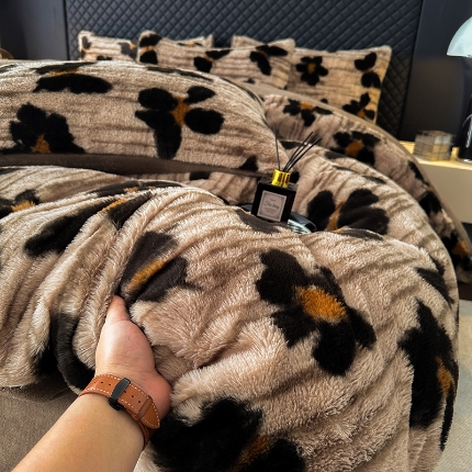 91家纺网 家纺一手货源 找家纺 （总）2025新款直播兔毛绒印花四件套加厚保暖美拉德风格套件