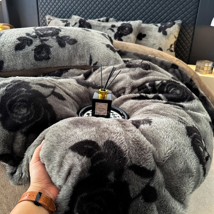 91家纺网 家纺一手货源 找家纺 （总）2025新款直播兔毛绒印花四件套加厚保暖美拉德风格套件