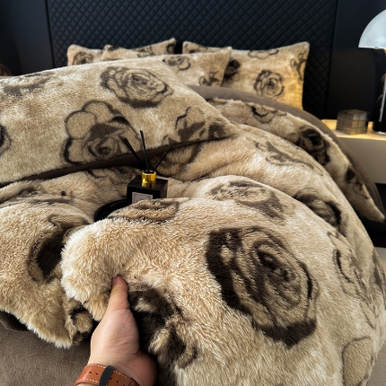 91家纺网 家纺一手货源 找家纺 （总）2025新款直播兔毛绒印花四件套加厚保暖美拉德风格套件