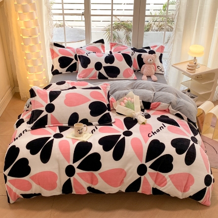 91家纺网 家纺一手货源 找家纺 喜梦缘 2025年新款大版小版卡通牛奶绒四件套 花意