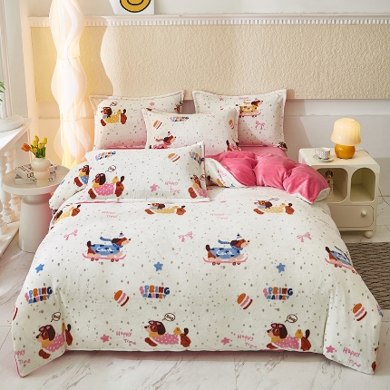 91家纺网 家纺一手货源 找家纺 喜梦缘 2025年新款大版小版卡通牛奶绒四件套 腊肠派对