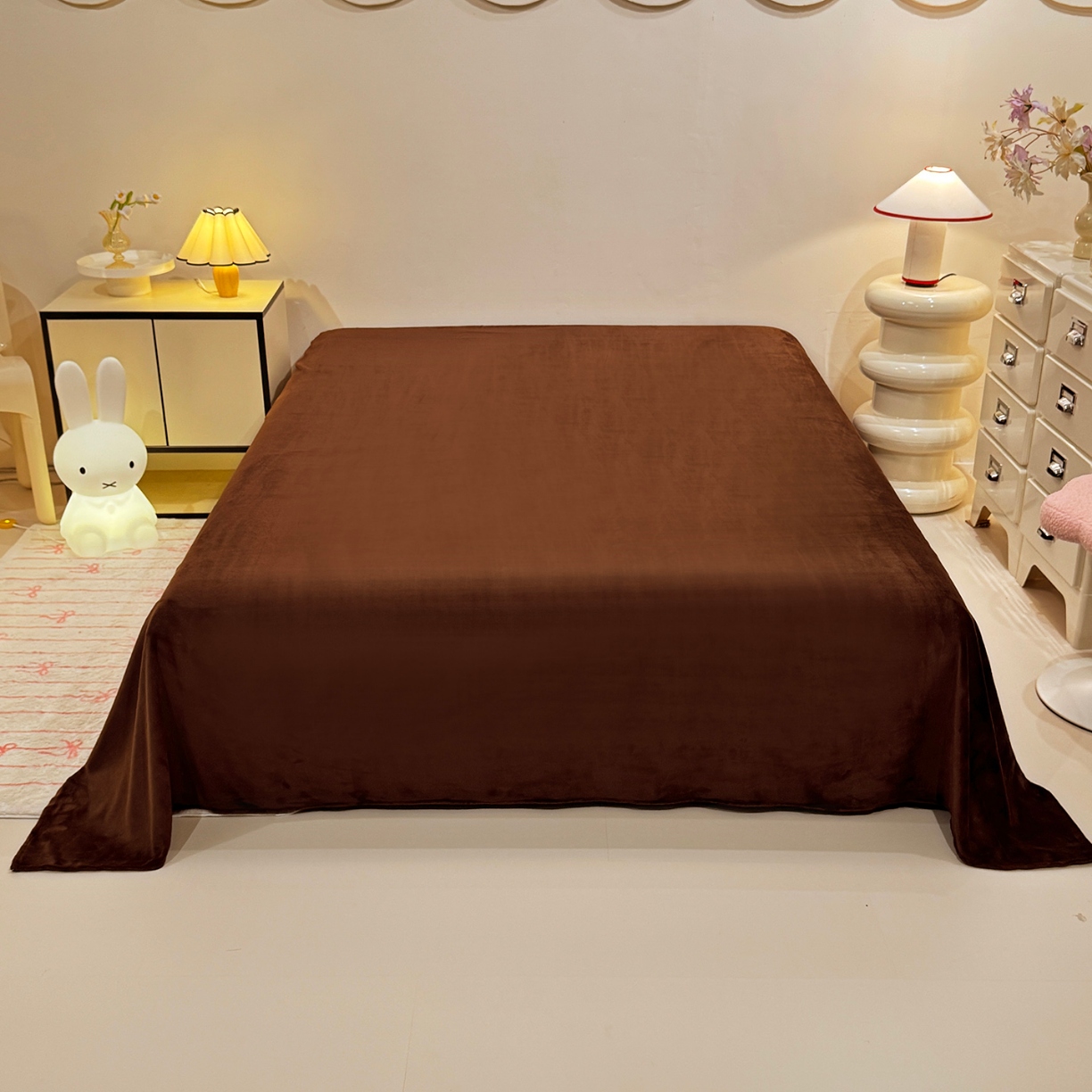 91家纺网 家纺一手货源 找家纺 （总）控价 2025新款 床盖款240克全消光A类刺绣牛奶绒四件套-腊肠狗