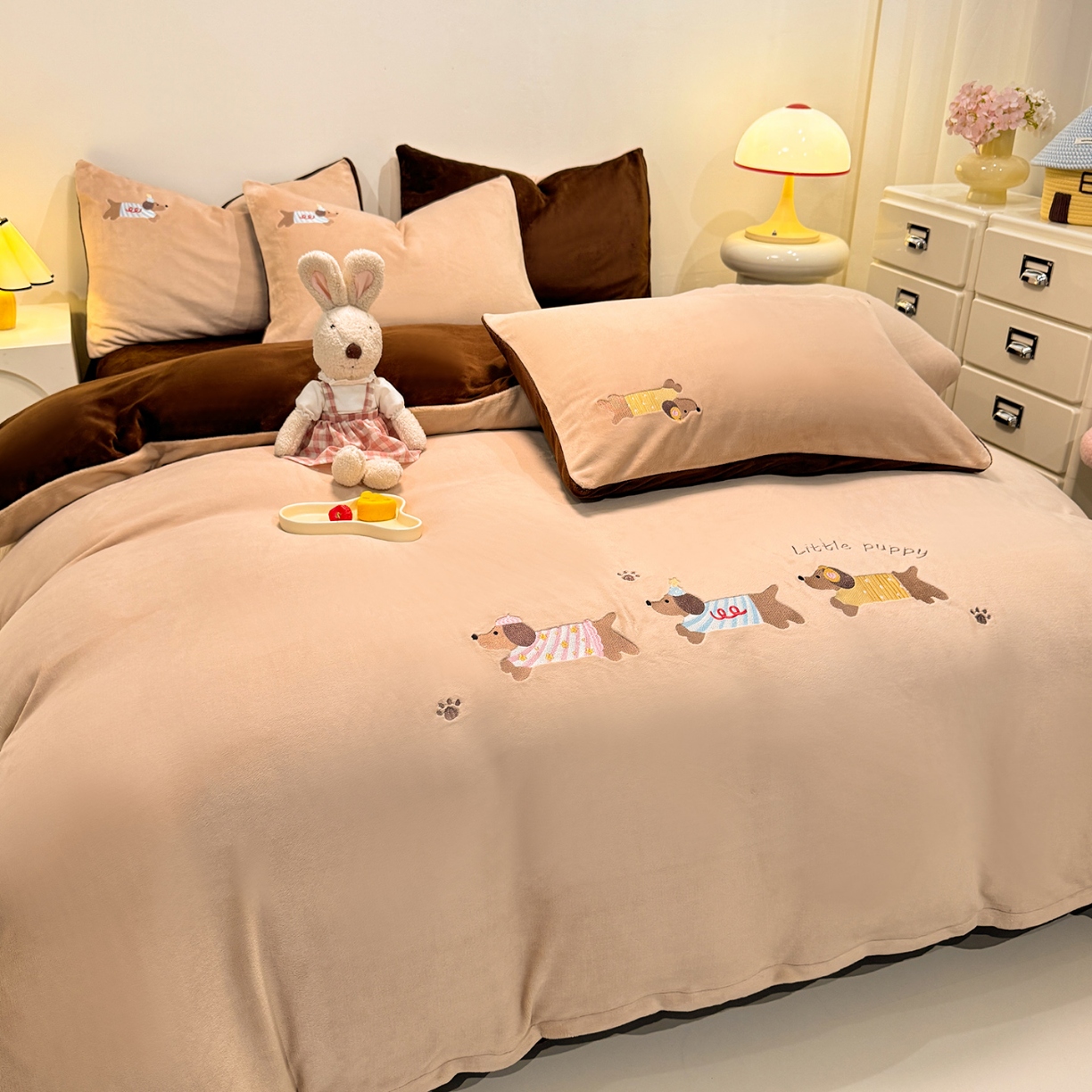 91家纺网 家纺一手货源 找家纺 （总）控价 2025新款 床盖款240克全消光A类刺绣牛奶绒四件套-腊肠狗