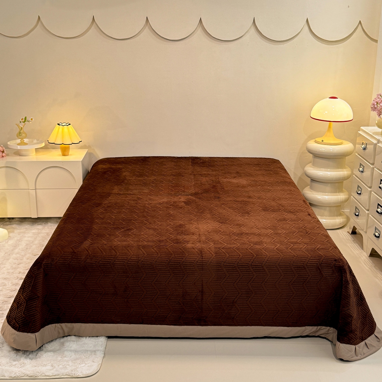 91家纺网 家纺一手货源 找家纺 （总）控价 2025新款 床盖款240克全消光A类刺绣牛奶绒四件套-腊肠狗