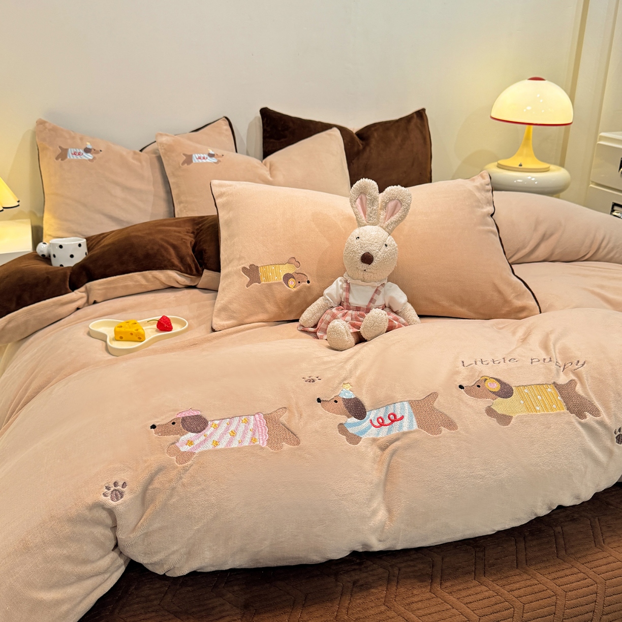 91家纺网 家纺一手货源 找家纺 （总）控价 2025新款 床盖款240克全消光A类刺绣牛奶绒四件套-腊肠狗