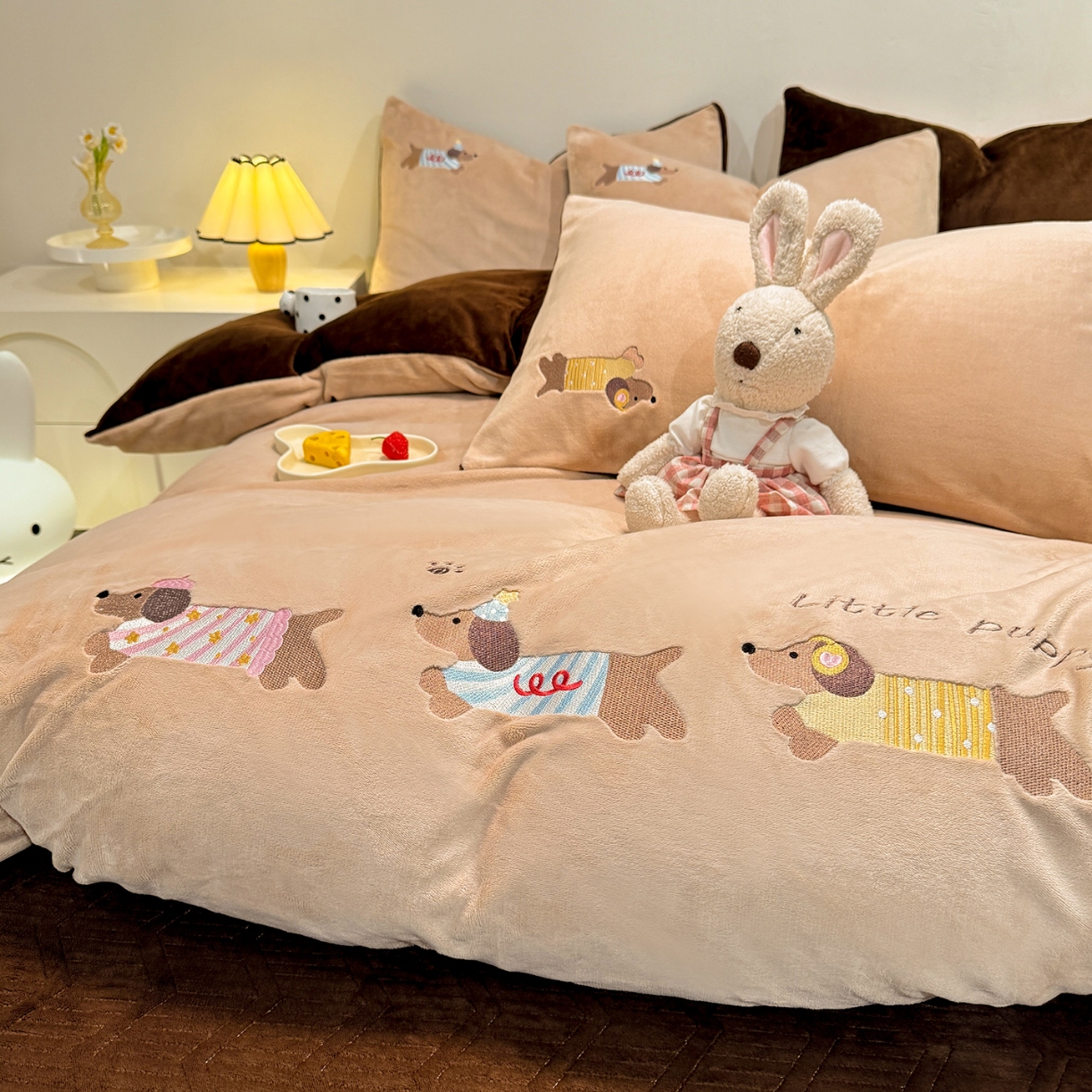 91家纺网 家纺一手货源 找家纺 （总）控价 2025新款 床盖款240克全消光A类刺绣牛奶绒四件套-腊肠狗