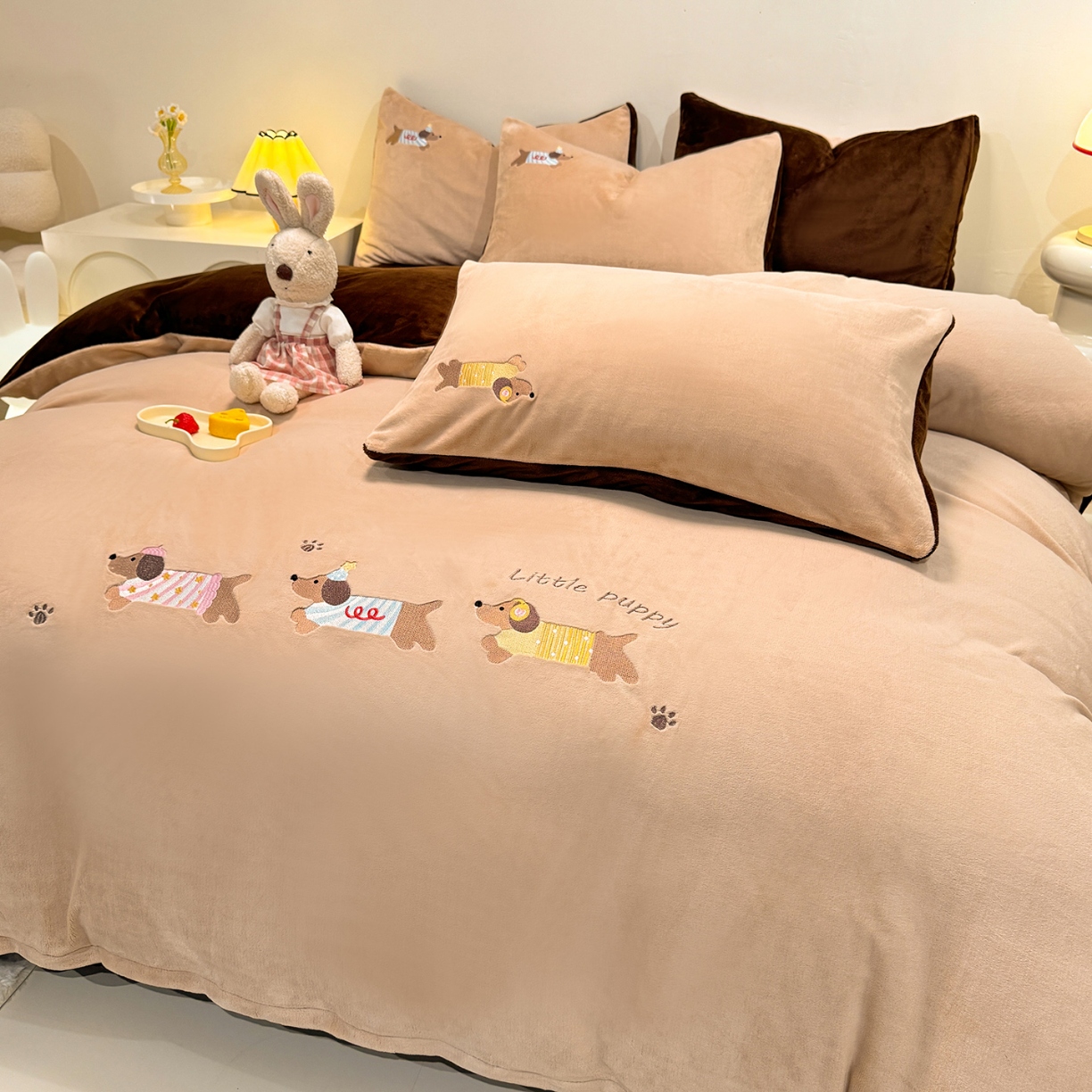 91家纺网 家纺一手货源 找家纺 （总）控价 2025新款 床盖款240克全消光A类刺绣牛奶绒四件套-腊肠狗