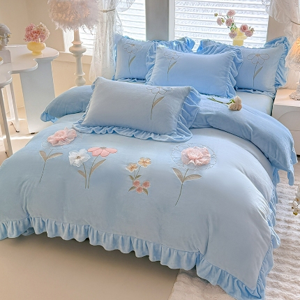 91家纺网 家纺一手货源 找家纺 （总）（总）苏米娜家纺SUMINA 2025新款230g高克重韩版立体盘花牛奶蚕丝绒绣花四件套床裙款被套-洛丽塔系列