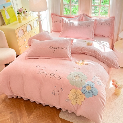 91家纺网 家纺一手货源 找家纺 苏米娜2025秋冬新款220g全消光大版花卉牛奶绒刺绣款四件套高克重宝宝绒婴儿绒刺绣花四件套 梦境-婴儿蓝