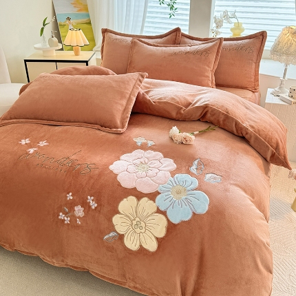 91家纺网 家纺一手货源 找家纺 苏米娜2025秋冬新款220g全消光大版花卉牛奶绒刺绣款四件套高克重宝宝绒婴儿绒刺绣花四件套 梦境-婴儿蓝