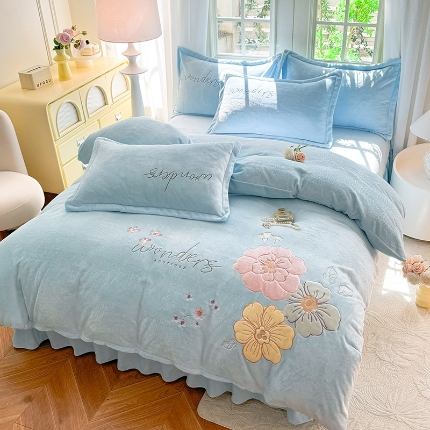 91家纺网 家纺一手货源 找家纺 苏米娜2025秋冬新款220g全消光大版花卉牛奶绒刺绣款四件套高克重宝宝绒婴儿绒刺绣花四件套 梦境-婴儿蓝