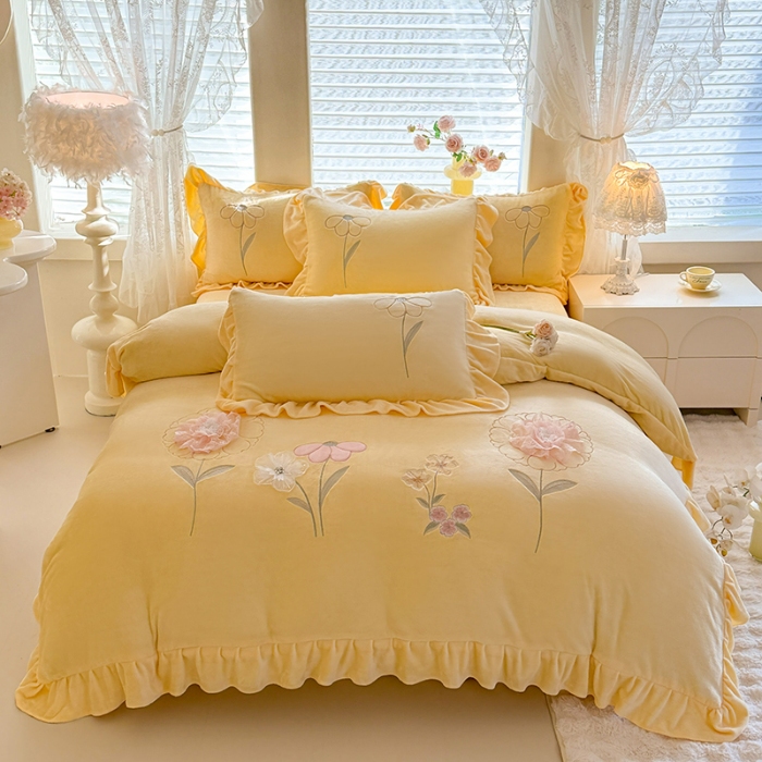 91家纺网 家纺一手货源 找家纺 （总）漫布云 2025新款230g高克重韩版立体盘花牛奶蚕丝绒绣花四件套床裙款被套-洛丽塔系列 洛丽塔-嫩黄