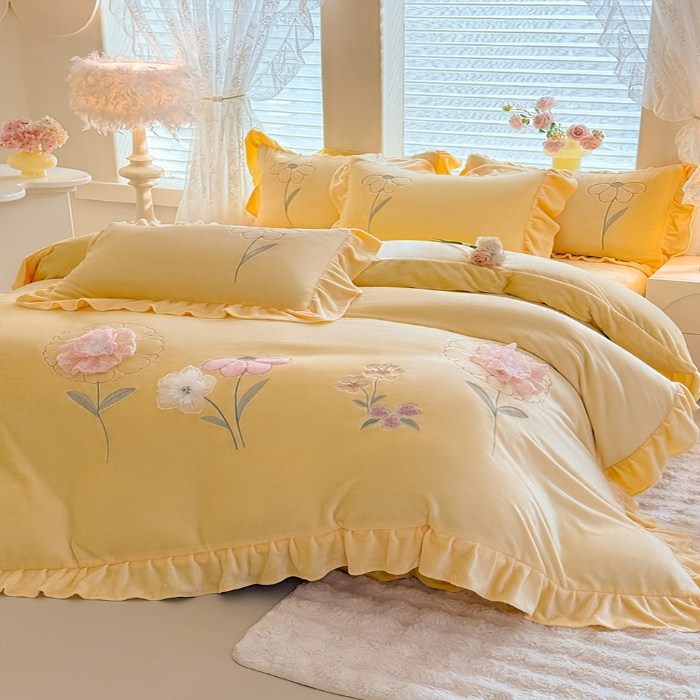 91家纺网 家纺一手货源 找家纺 （总）漫布云 2025新款230g高克重韩版立体盘花牛奶蚕丝绒绣花四件套床裙款被套-洛丽塔系列 洛丽塔-嫩黄