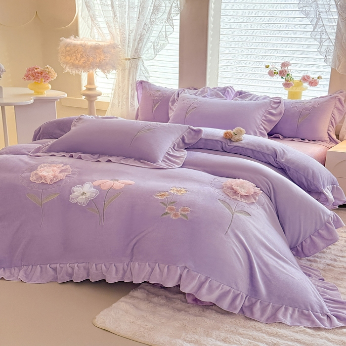 91家纺网 家纺一手货源 找家纺 （总）漫布云 2025新款230g高克重韩版立体盘花牛奶蚕丝绒绣花四件套床裙款被套-洛丽塔系列  洛丽塔-香芋紫