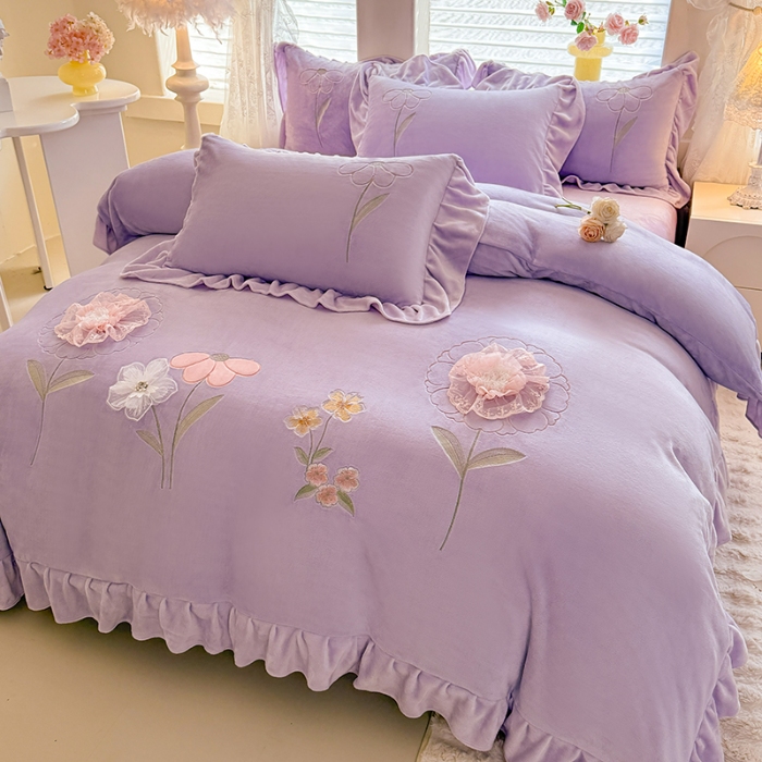 91家纺网 家纺一手货源 找家纺 （总）漫布云 2025新款230g高克重韩版立体盘花牛奶蚕丝绒绣花四件套床裙款被套-洛丽塔系列  洛丽塔-香芋紫