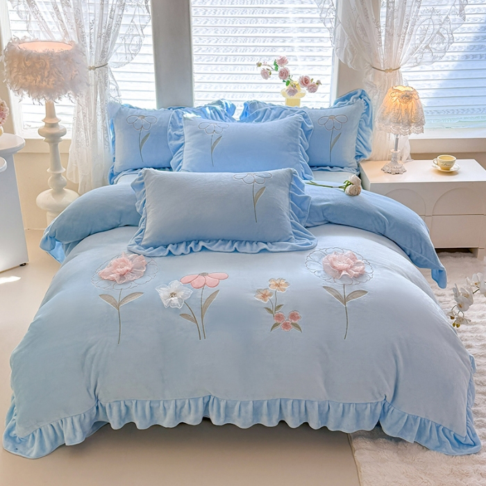 91家纺网 家纺一手货源 找家纺 （总）漫布云 2025新款230g高克重韩版立体盘花牛奶蚕丝绒绣花四件套床裙款被套-洛丽塔系列  洛丽塔-婴儿蓝 