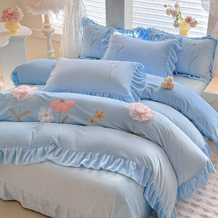 91家纺网 家纺一手货源 找家纺 （总）漫布云 2025新款230g高克重韩版立体盘花牛奶蚕丝绒绣花四件套床裙款被套-洛丽塔系列  洛丽塔-婴儿蓝 