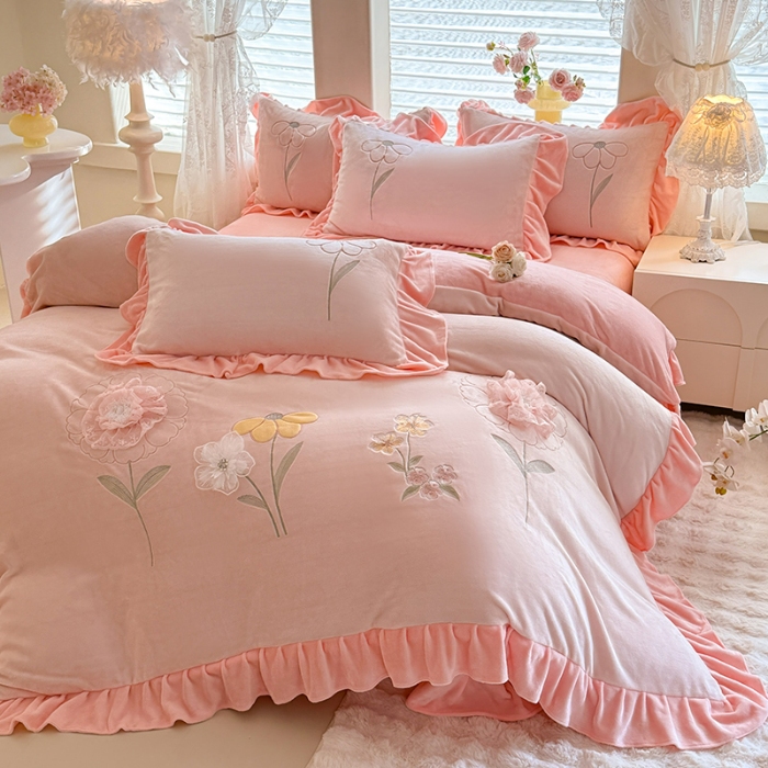 91家纺网 家纺一手货源 找家纺 （总）漫布云 2025新款230g高克重韩版立体盘花牛奶蚕丝绒绣花四件套床裙款被套-洛丽塔系列 洛丽塔-珍珠粉