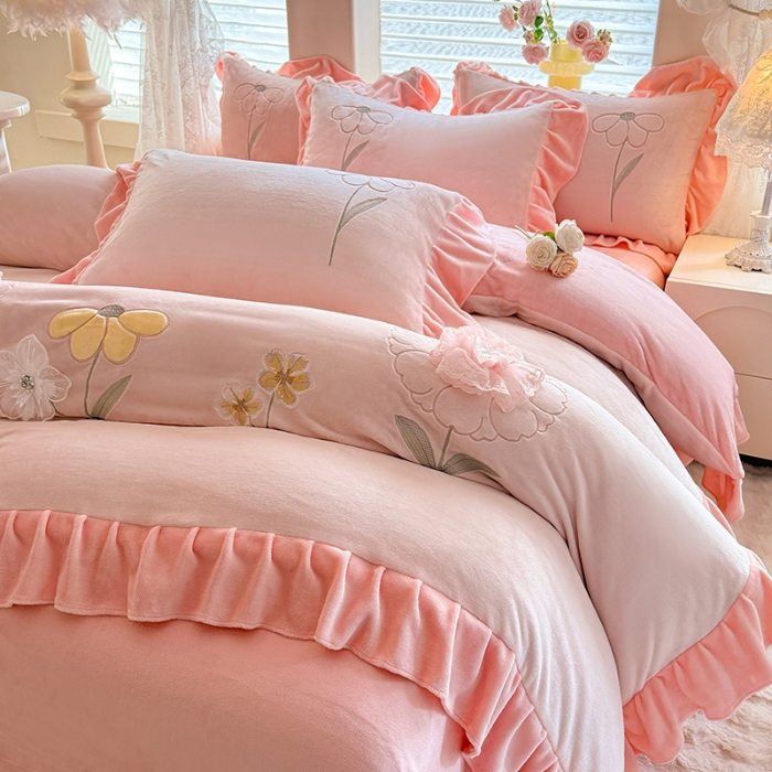 91家纺网 家纺一手货源 找家纺 （总）漫布云 2025新款230g高克重韩版立体盘花牛奶蚕丝绒绣花四件套床裙款被套-洛丽塔系列 洛丽塔-珍珠粉